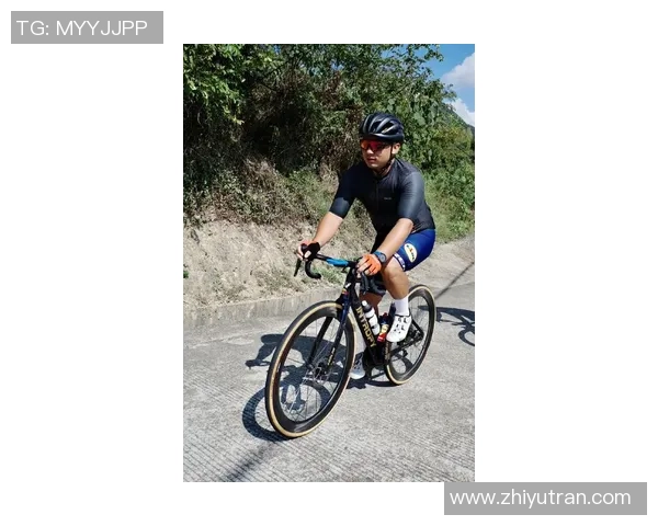 姚明骑车畅游城市街头展现运动风采与健康生活理念
